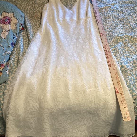 Anne Taylor white mid length flower dress - Picture 3 of 10